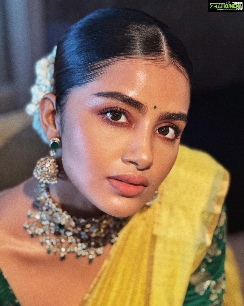 Anupama Parameswaran Instagram - I can’t tell you all how much I hated “an oily head “growing up… 😂 look at me flaunting it now… 😋 “cheeeeeeeeeeese😬”