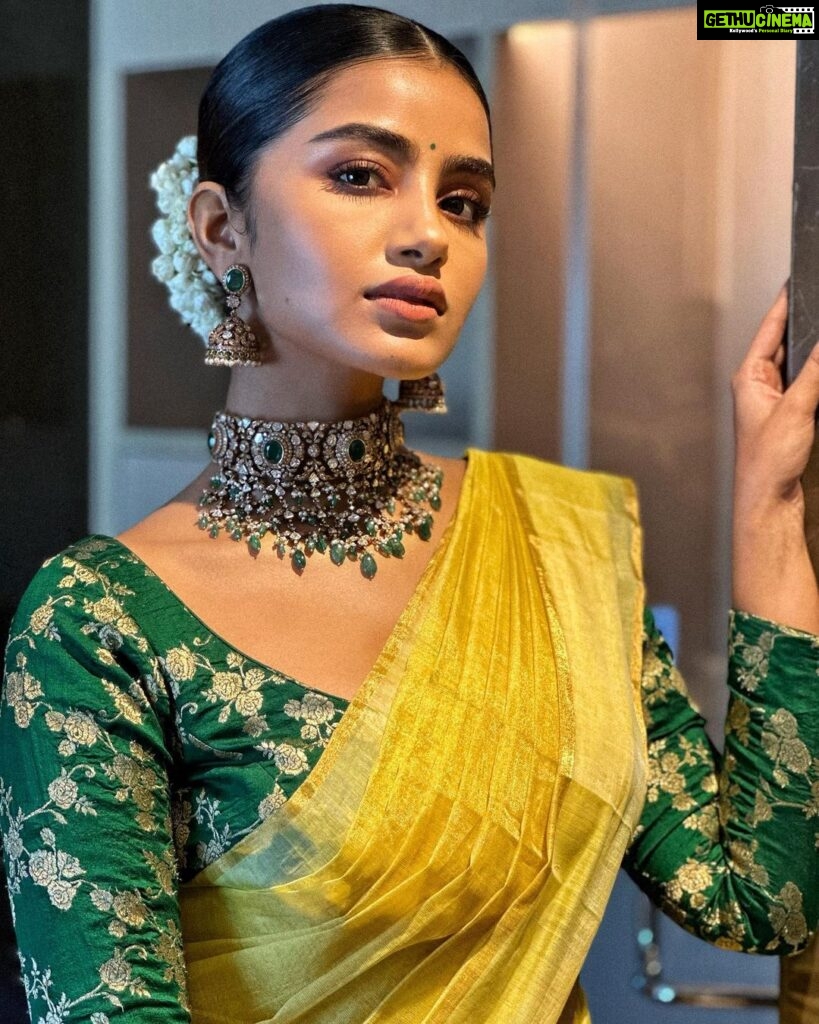 Anupama Parameswaran Instagram - I can’t tell you all how much I hated “an oily head “growing up… 😂 look at me flaunting it now… 😋 “cheeeeeeeeeeese😬”