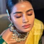 Anupama Parameswaran Instagram - I can’t tell you all how much I hated “an oily head “growing up… 😂 look at me flaunting it now… 😋 “cheeeeeeeeeeese😬”