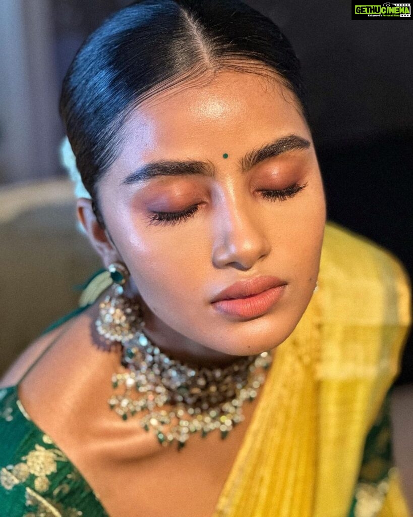 Anupama Parameswaran Instagram - I can’t tell you all how much I hated “an oily head “growing up… 😂 look at me flaunting it now… 😋 “cheeeeeeeeeeese😬”