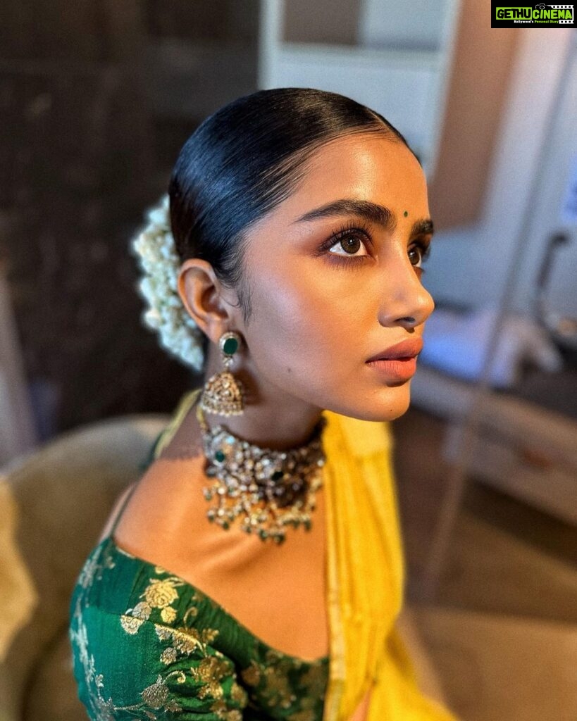 Anupama Parameswaran Instagram - I can’t tell you all how much I hated “an oily head “growing up… 😂 look at me flaunting it now… 😋 “cheeeeeeeeeeese😬”