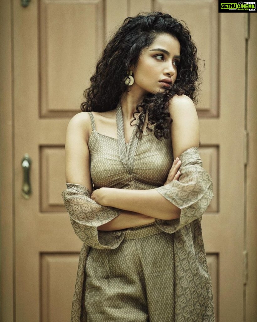 Anupama Parameswaran Instagram - Head aches! Find the odd picture out 🤟🏻 Styled by : @rashmitathapa Wearing : @naomibyneehabhumana Jewelry : @spillthebead Styling Team : @aishwarya128 Shot by : @swipeupproductions