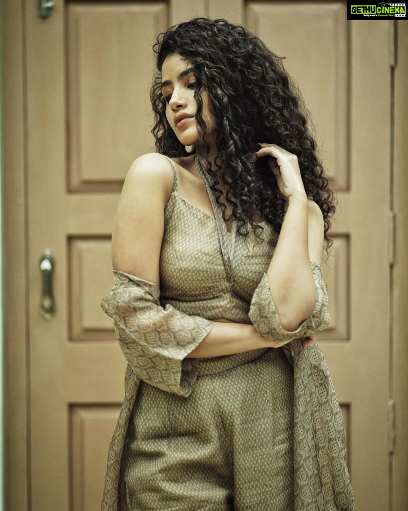 Anupama Parameswaran Instagram - Head aches! Find the odd picture out 🤟🏻 Styled by : @rashmitathapa Wearing : @naomibyneehabhumana Jewelry : @spillthebead Styling Team : @aishwarya128 Shot by : @swipeupproductions