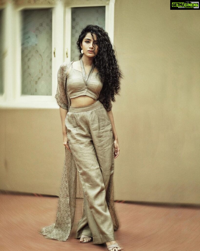 Anupama Parameswaran Instagram - Head aches! Find the odd picture out 🤟🏻 Styled by : @rashmitathapa Wearing : @naomibyneehabhumana Jewelry : @spillthebead Styling Team : @aishwarya128 Shot by : @swipeupproductions
