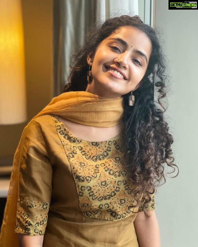 Anupama Parameswaran Instagram - This is how i started my journey with her … Didn’t have to do much … just grabbed my mom’s old ear studs… my ancient 🤣nose ring( must have bought for my sixth of seventh class annual day function )… a black old thread… messy hair… a book and a pen … sent the first picture to my director and he said “yes we found our nandini”… And trust me this remained the continuity for the entire film 🤭🥹 These little thing makes nandini extremely special to me … I am so so so thankful for the immense love I have been receiving since yesterday after the ott release 😇 If you haven’t watched #18pages yet … the movie is streaming on @netflix_in and @ahavideoin ♥️😍
