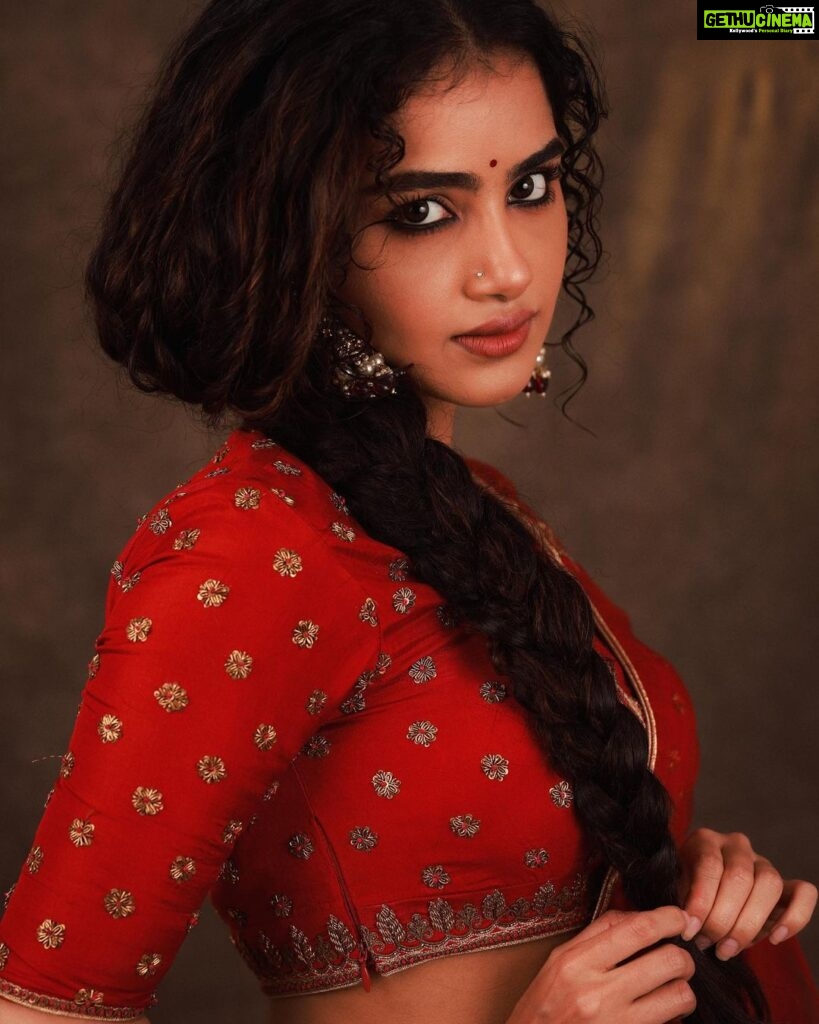 Anupama Parameswaran Instagram - Happy Makara Sankranthi ♥️ Outfit - @nisharahmed_ Jwellery - @petalsbyswathi Stylist - @sandhya__sabbavarapu Styling team - @team_sandhya @sirichandana_medi Photograper - @pranav.foto