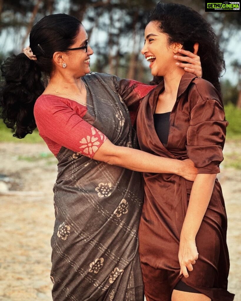 Anupama Parameswaran Instagram - Happy birthday amma kutttapppi ♥️🥹 @sunithaparameswaran75 ayyyy levvvv yewwww !