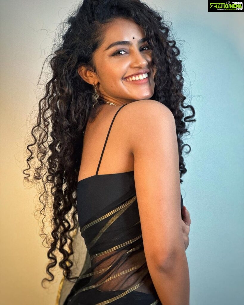 Anupama Parameswaran Instagram - What would you name her ? 👀 Thank you @seetaranikodhaty for the wonderful saree♥️🥹