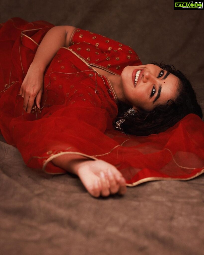 Anupama Parameswaran Instagram - Happy Makara Sankranthi ♥️ Outfit - @nisharahmed_ Jwellery - @petalsbyswathi Stylist - @sandhya__sabbavarapu Styling team - @team_sandhya @sirichandana_medi Photograper - @pranav.foto