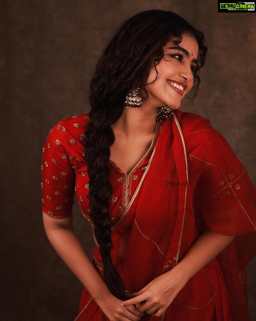 Anupama Parameswaran Instagram - Happy Makara Sankranthi ♥️ Outfit - @nisharahmed_ Jwellery - @petalsbyswathi Stylist - @sandhya__sabbavarapu Styling team - @team_sandhya @sirichandana_medi Photograper - @pranav.foto