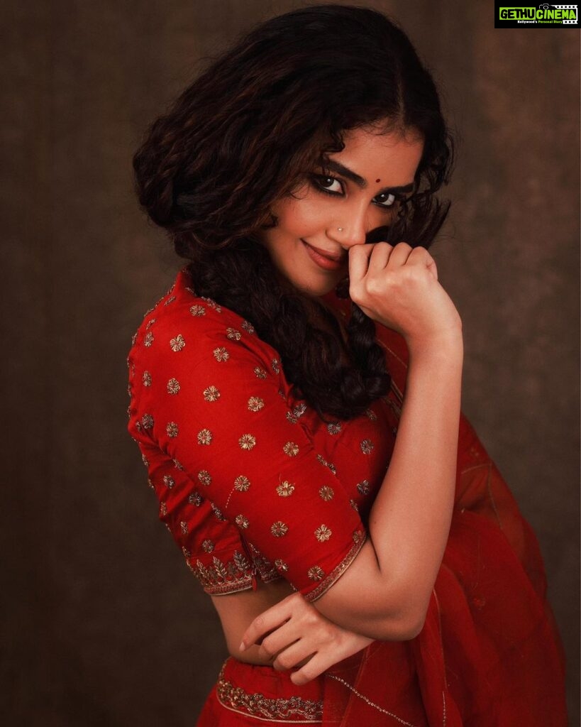 Anupama Parameswaran Instagram - Happy Makara Sankranthi ♥️ Outfit - @nisharahmed_ Jwellery - @petalsbyswathi Stylist - @sandhya__sabbavarapu Styling team - @team_sandhya @sirichandana_medi Photograper - @pranav.foto