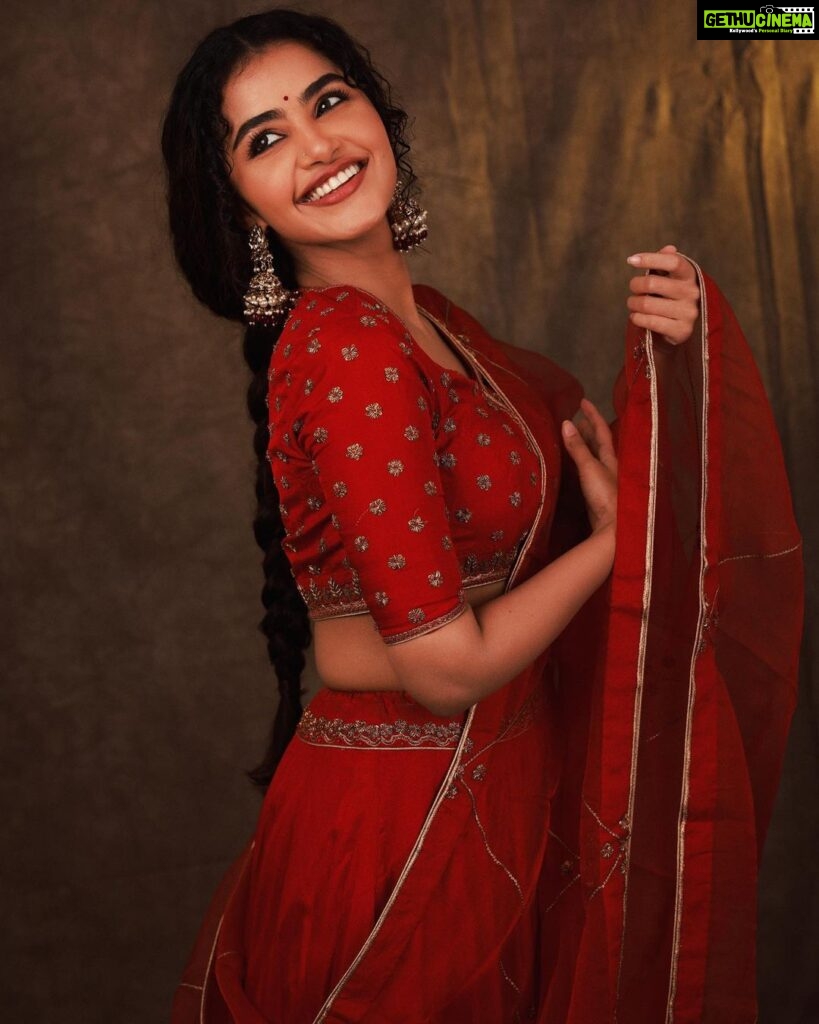 Anupama Parameswaran Instagram - Happy Makara Sankranthi ♥️ Outfit - @nisharahmed_ Jwellery - @petalsbyswathi Stylist - @sandhya__sabbavarapu Styling team - @team_sandhya @sirichandana_medi Photograper - @pranav.foto