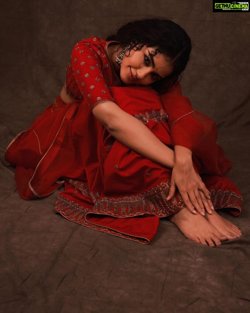 Anupama Parameswaran Instagram - Happy Makara Sankranthi ♥️ Outfit - @nisharahmed_ Jwellery - @petalsbyswathi Stylist - @sandhya__sabbavarapu Styling team - @team_sandhya @sirichandana_medi Photograper - @pranav.foto