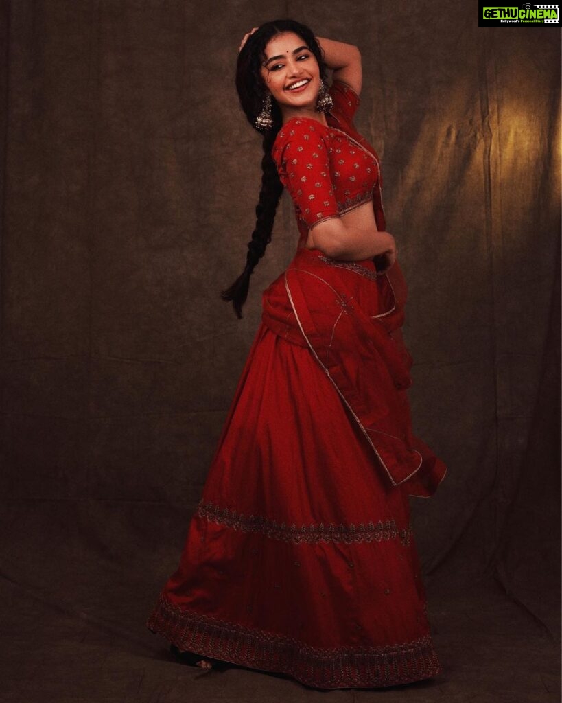 Anupama Parameswaran Instagram - Happy Makara Sankranthi ♥️ Outfit - @nisharahmed_ Jwellery - @petalsbyswathi Stylist - @sandhya__sabbavarapu Styling team - @team_sandhya @sirichandana_medi Photograper - @pranav.foto