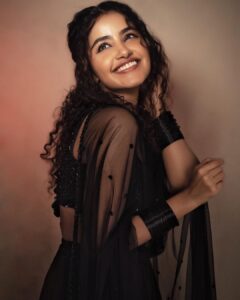 Anupama Parameswaran Instagram - Karivala ♾️

Styled by : @rashmitathapa
Wearing : @talashahyderabad
Jewelry : @spillthebead
Styling Team : @aishwarya128
Shot by : @nikkhil_bareli