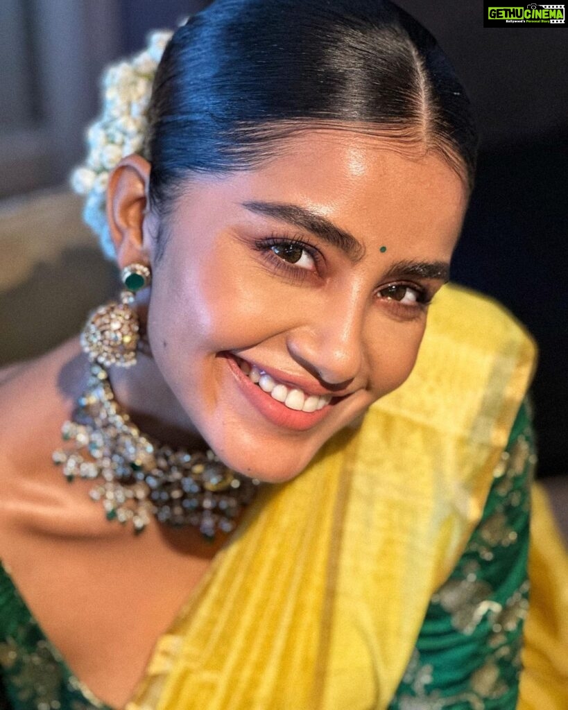 Anupama Parameswaran Instagram - I can’t tell you all how much I hated “an oily head “growing up… 😂 look at me flaunting it now… 😋 “cheeeeeeeeeeese😬”