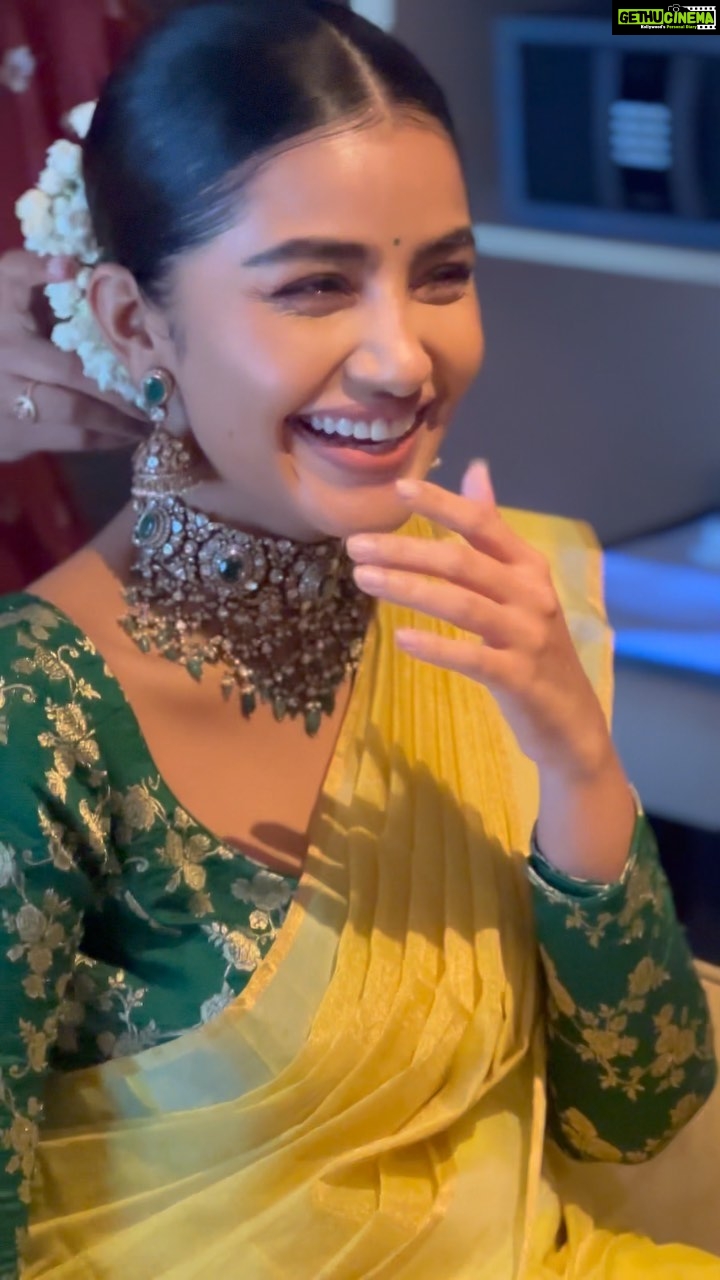 Anupama Parameswaran Instagram - Singing Tamil in Malayalam is my new skill… Mallippoo VECH VECH vadudhae😂… you know what I mean 🤣😂 me and lyrics 🫠 Hairstyle @koli_sarika7313 🥰 MUA @makeupbymadhushreeganapathy 🥳 Stylist @sandhya__sabbavarapu 😇 Entertainment @avinashrint2 🤣