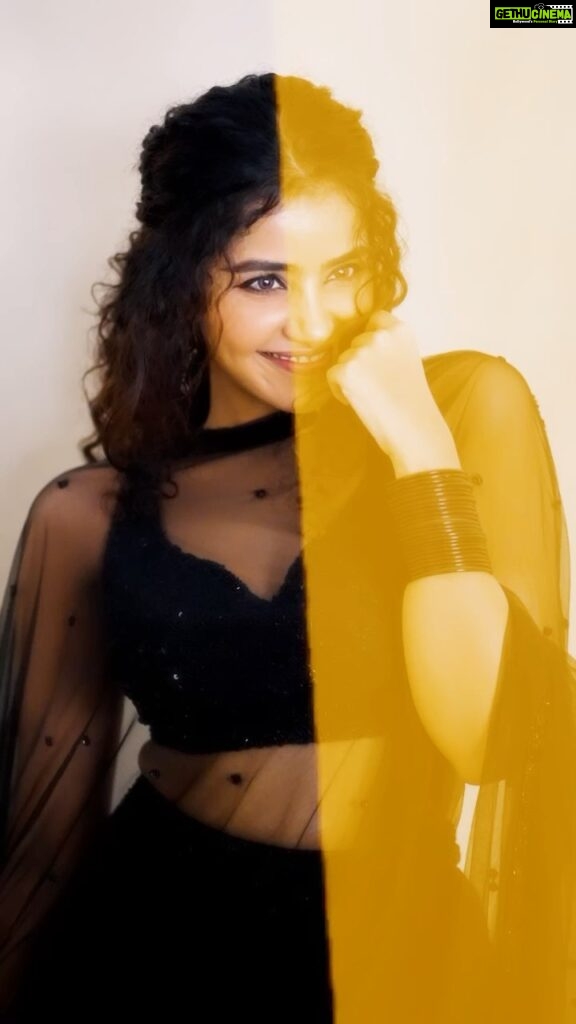 Anupama Parameswaran Instagram - What do you call glass bangles in your mother tongue 🤔😃 lemme know in the comment section 🤭😘