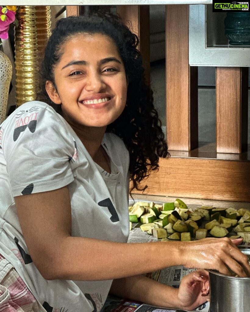 Anupama Parameswaran Instagram - The yummiest dump 😬🤭 #realcandids