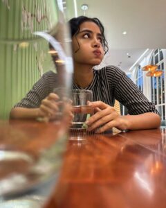 Anupama Parameswaran Instagram - My mood swings like 365 times a day… And when I am hungry ,it’s even worse… 🤯

PC @nihal_kodhaty 🤡