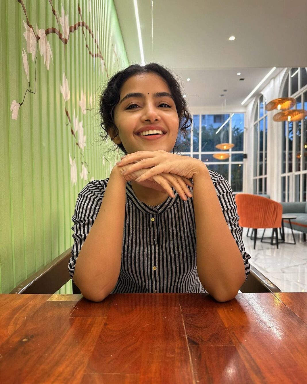 Anupama Parameswaran Instagram - My mood swings like 365 times a day… And when I am hungry ,it’s even worse… 🤯 PC @nihal_kodhaty 🤡