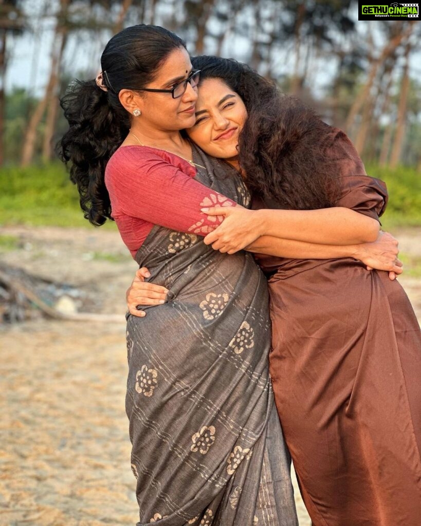 Anupama Parameswaran Instagram - Happy birthday amma kutttapppi ♥️🥹 @sunithaparameswaran75 ayyyy levvvv yewwww !