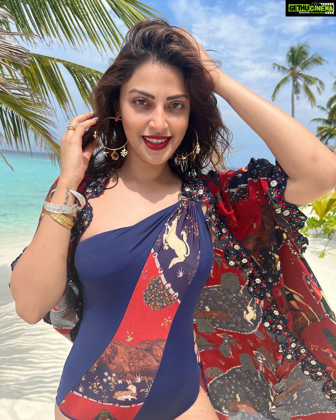 Anushka Ranjan Instagram - Daily blues being washed away by clear waters and big smiles💙 . . . Styled by: @sheefajgilani Assisted by: @shreyaagoel Outfit: @shivanandnarresh Bangles and Rings: @equiivalence @misho_designs Earrings: @zohra_india Coordinated by - @niyoshi.jain @tanyasadwhiny Baglioni Resort Maldives