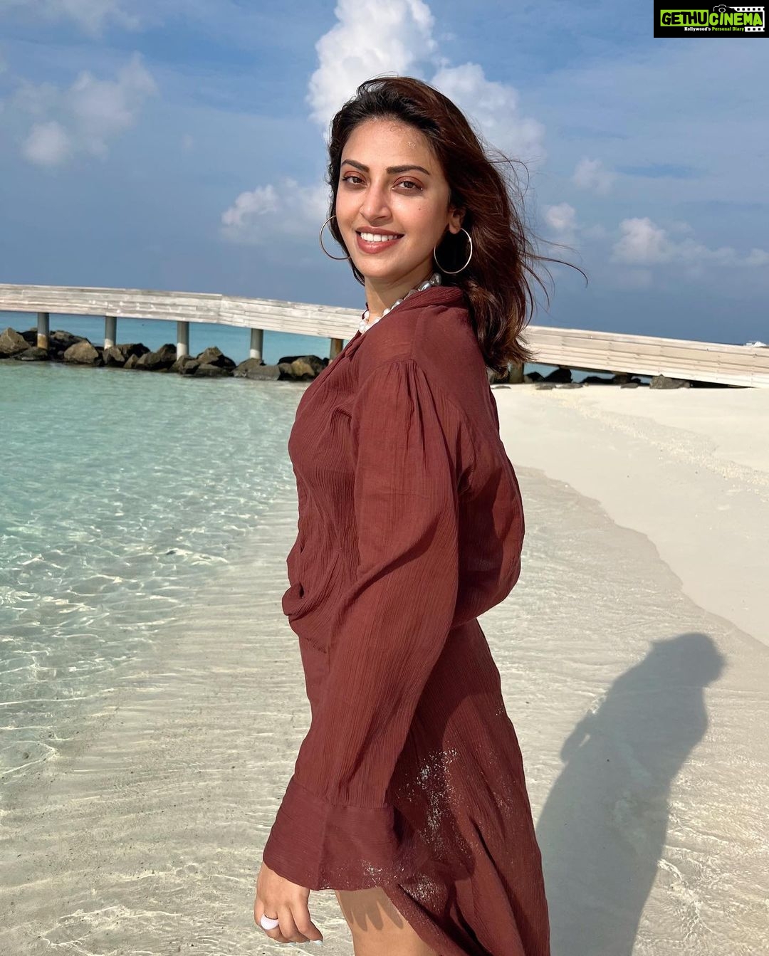 Anushka Ranjan Instagram - 🤎🦀 . . . Styled by: @sheefajgilani Assisted by: @shreyaagoel Outfit: @since1988.in Necklace: @timelessjewelsby_s @vblitzcommunications Coordinated by - @niyoshi.jain @tanyasadwhiny Baglioni Resort Maldives
