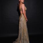 Anushka Ranjan Instagram - Golden Girl⭐️ . . . For @nikhitatandon at @lakmefashionwk Make and hair by @nehaadhvikmahajan