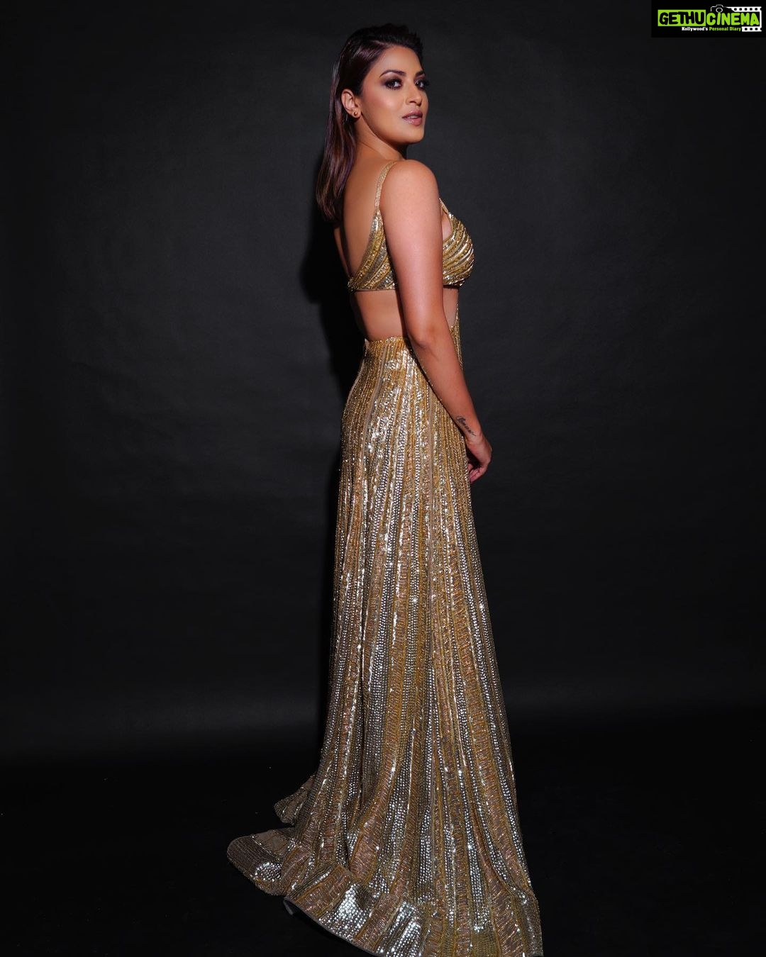Anushka Ranjan Instagram - Golden Girl⭐️ . . . For @nikhitatandon at @lakmefashionwk Make and hair by @nehaadhvikmahajan
