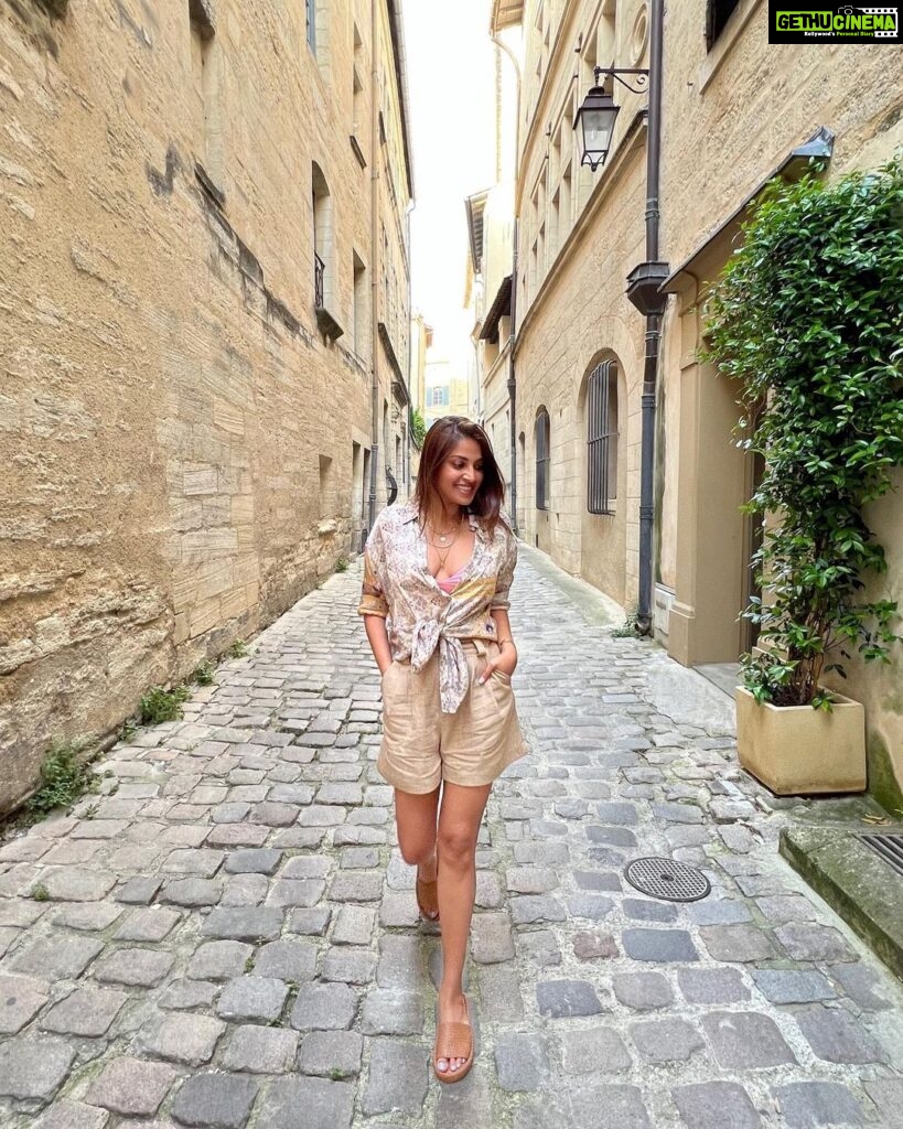 Anushka Ranjan Instagram - Life is all about casual walks down ancient streets - learning from history - where love meets💚📜 Uzès
