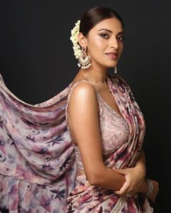 Anushka Ranjan Instagram - Desi girl💕
.
.
.
Outfit @mohinis_bymohinichabria 
HMU @annieemakesart