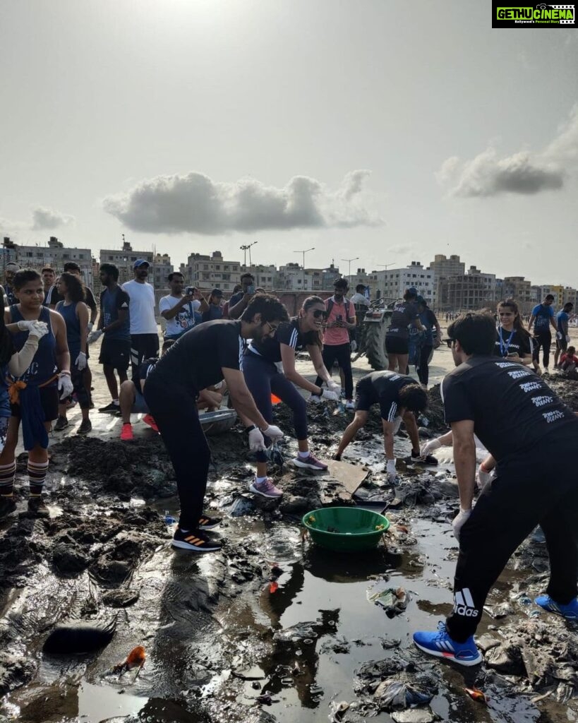 Anushka Ranjan Instagram - Yesterday was an eye opener.. we have treated our planet like a trash can but it’s time to be a better citizen of the world and do the right thing. Thank you @adidasindia and @afrozshah_ for organising such events where you make people aware of what the reality truly is. It was an amazing morning - running is always fun but running for a cause makes it even more special🌏🤎 #RunForTheOceans #WorldEnvironmentDay Versova, Mumbai