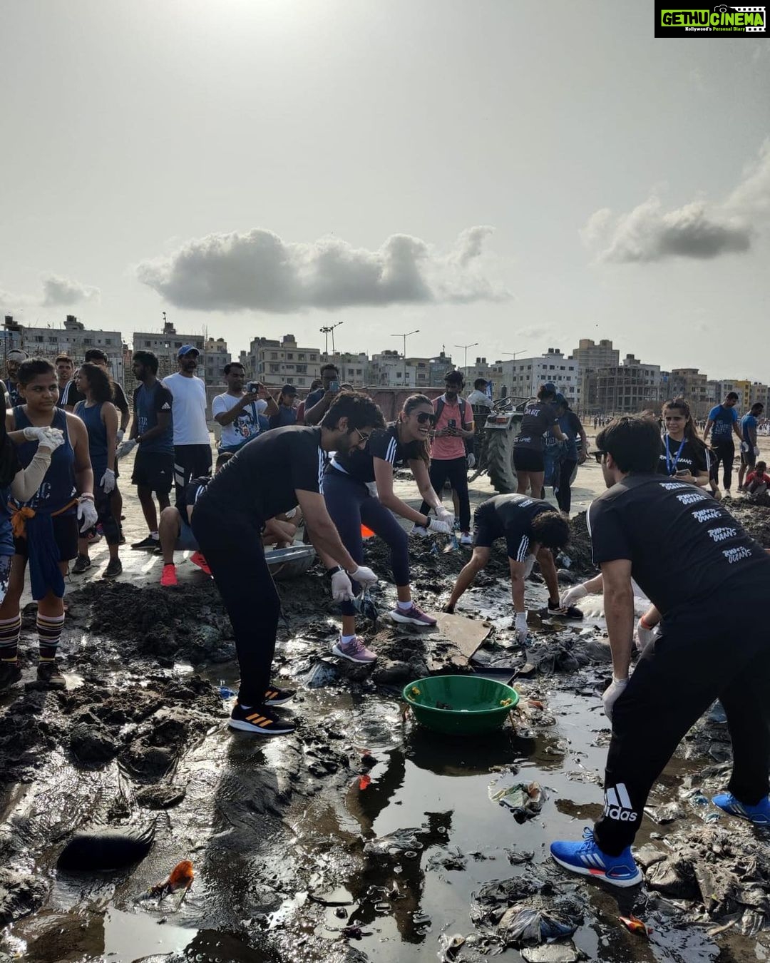 Anushka Ranjan Instagram - Yesterday was an eye opener.. we have treated our planet like a trash can but it’s time to be a better citizen of the world and do the right thing. Thank you @adidasindia and @afrozshah_ for organising such events where you make people aware of what the reality truly is. It was an amazing morning - running is always fun but running for a cause makes it even more special🌏🤎 #RunForTheOceans #WorldEnvironmentDay Versova, Mumbai