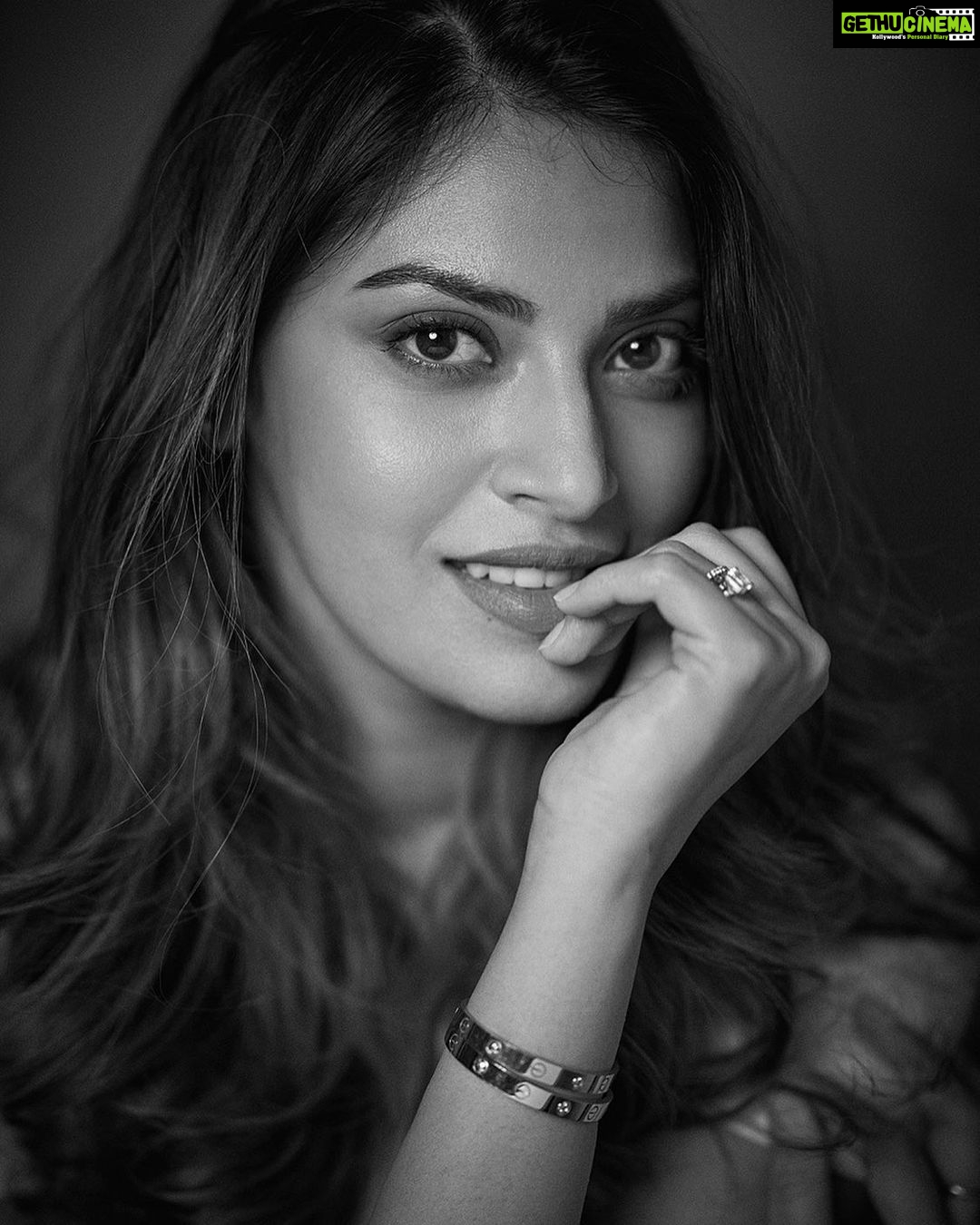Anushka Ranjan Instagram - My life is a mess of happiness #WhiteTSeries . . . 📸 @rohanshrestha