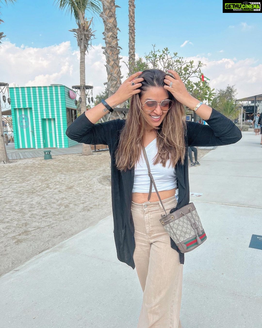 Anushka Ranjan Instagram - When the wind just won’t let you get a picture 💨 #ThandiHawaKaJhonka La Mer Beach