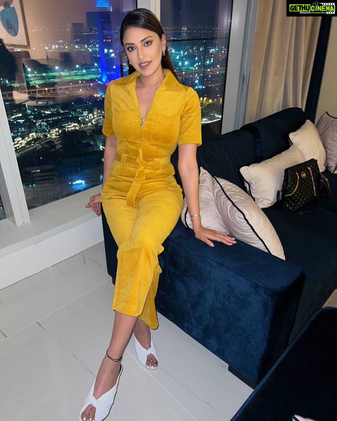 Anushka Ranjan Instagram - Yellow yellow dirty fellow💛🌻 Dubai, United Arab Emirates