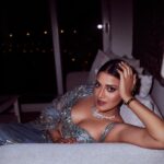 Anushka Ranjan Instagram - नज़र सम्भाल के देखिए🧿 . . . @manishmalhotraworld @anshgemsofficial @dieppj @annieemakesart