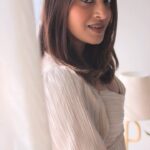 Anushka Ranjan Instagram - My new skinmalism routine for skin that’s yours, but better 🤍✨ Som Rasa Silk Skin Tint: Such a lightweight and sliky finish making your skin glow! Noor Nikhaar Cheek Tint: Gives you the perfect blend of Pink flush to your skin Nayantara Clear Lash & Brow Serum: Strengthen your lashes and brows with Ayurvedic ingredients giving a glossy finish. Gulaab Khaas Kajal: Intense colour pigmentation and can be easily smudged with a brush to create a smoky-eye look. Madhu Rasa Tinted Lip Serum: The lip serums glide on smoothly with an easy one-stroke application @forestessentials #ForestEssentials #LuxuriousAyurveda #NaturalMakeup #YouInFocus #EffortlesslyEveryday #SeamlesslyYou