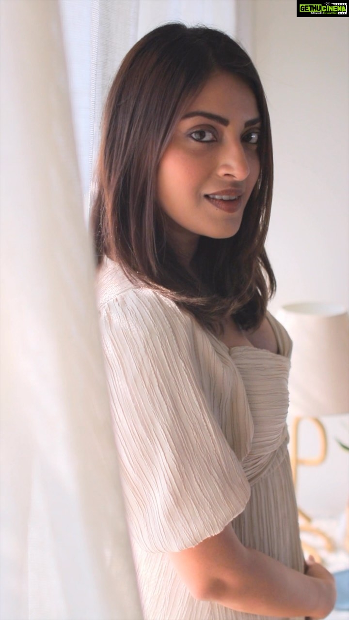 Anushka Ranjan Instagram - My new skinmalism routine for skin that’s yours, but better 🤍✨ Som Rasa Silk Skin Tint: Such a lightweight and sliky finish making your skin glow! Noor Nikhaar Cheek Tint: Gives you the perfect blend of Pink flush to your skin Nayantara Clear Lash & Brow Serum: Strengthen your lashes and brows with Ayurvedic ingredients giving a glossy finish. Gulaab Khaas Kajal: Intense colour pigmentation and can be easily smudged with a brush to create a smoky-eye look. Madhu Rasa Tinted Lip Serum: The lip serums glide on smoothly with an easy one-stroke application @forestessentials #ForestEssentials #LuxuriousAyurveda #NaturalMakeup #YouInFocus #EffortlesslyEveryday #SeamlesslyYou
