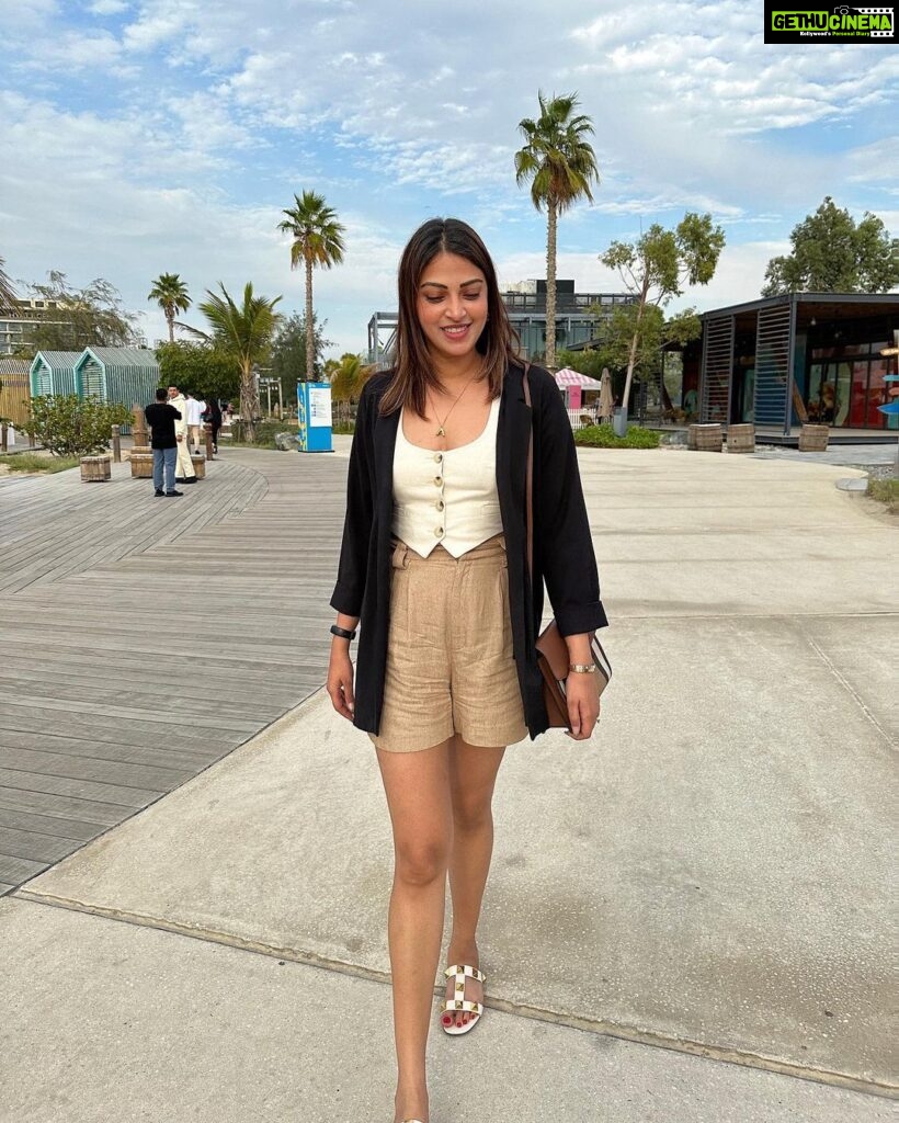 Anushka Ranjan Instagram - Walking in the sunshine - So lift up your hearts☀️ La Mer Beach