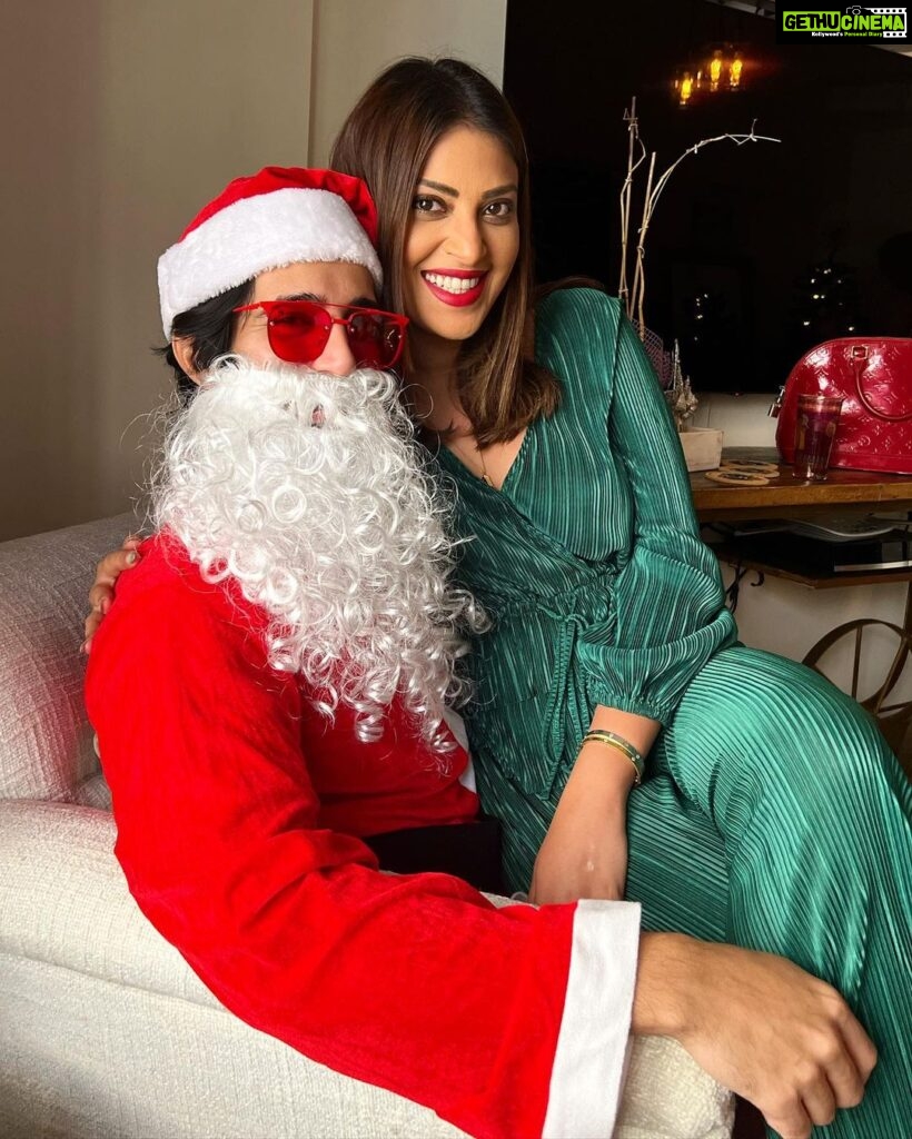 Anushka Ranjan Instagram - Merry Christmas from Santa and his Elf🎄 Sending love and light to all❤️✨🎅🏼