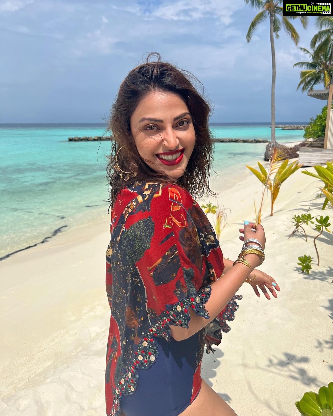 Anushka Ranjan Instagram - Daily blues being washed away by clear waters and big smiles💙 . . . Styled by: @sheefajgilani Assisted by: @shreyaagoel Outfit: @shivanandnarresh Bangles and Rings: @equiivalence @misho_designs Earrings: @zohra_india Coordinated by - @niyoshi.jain @tanyasadwhiny Baglioni Resort Maldives