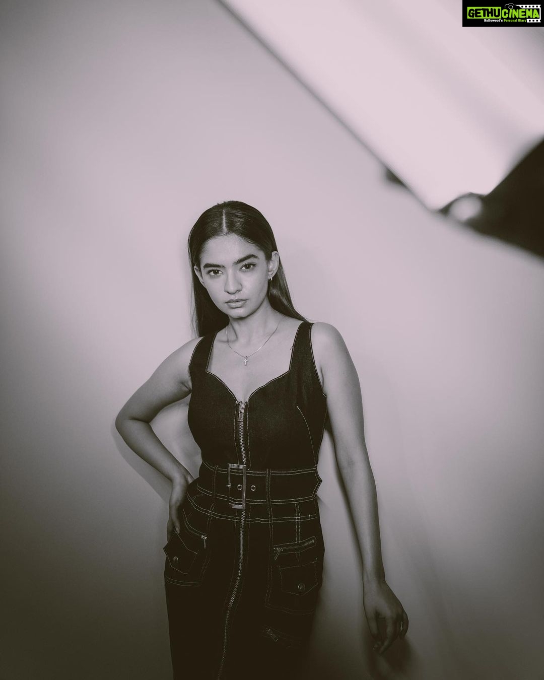 Anushka Sen Instagram - ⛓️👽🖤 Wearing @fashionnova 📸 @smileplease_25