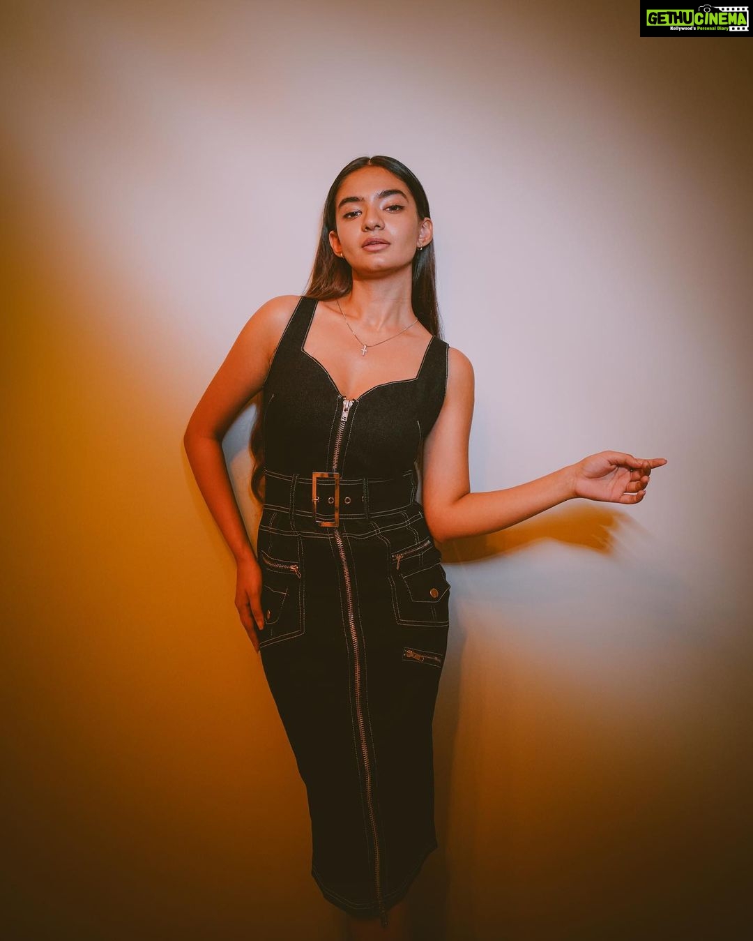 Anushka Sen Instagram - ⛓️👽🖤 Wearing @fashionnova 📸 @smileplease_25