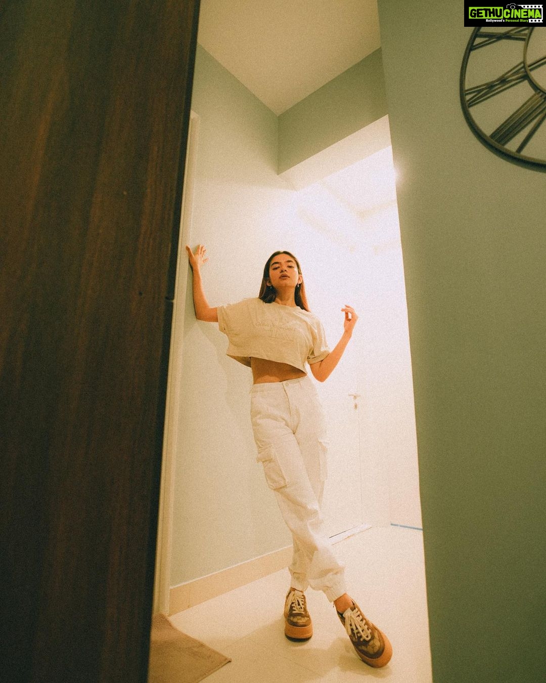 Anushka Sen Instagram - still got time 🪐✨⚡️ . . 📸 @smileplease_25