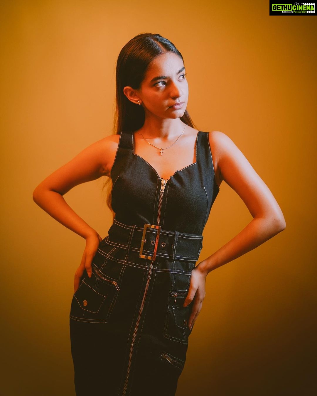 Anushka Sen Instagram - ⛓️👽🖤 Wearing @fashionnova 📸 @smileplease_25