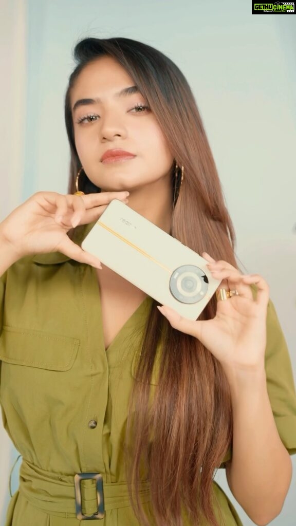 Anushka Sen Instagram - The Joy of Dressing is an Art, great photos would be perk. @realmeindia #realme11ProSeries5G #200MPzoomToTheNextLevel