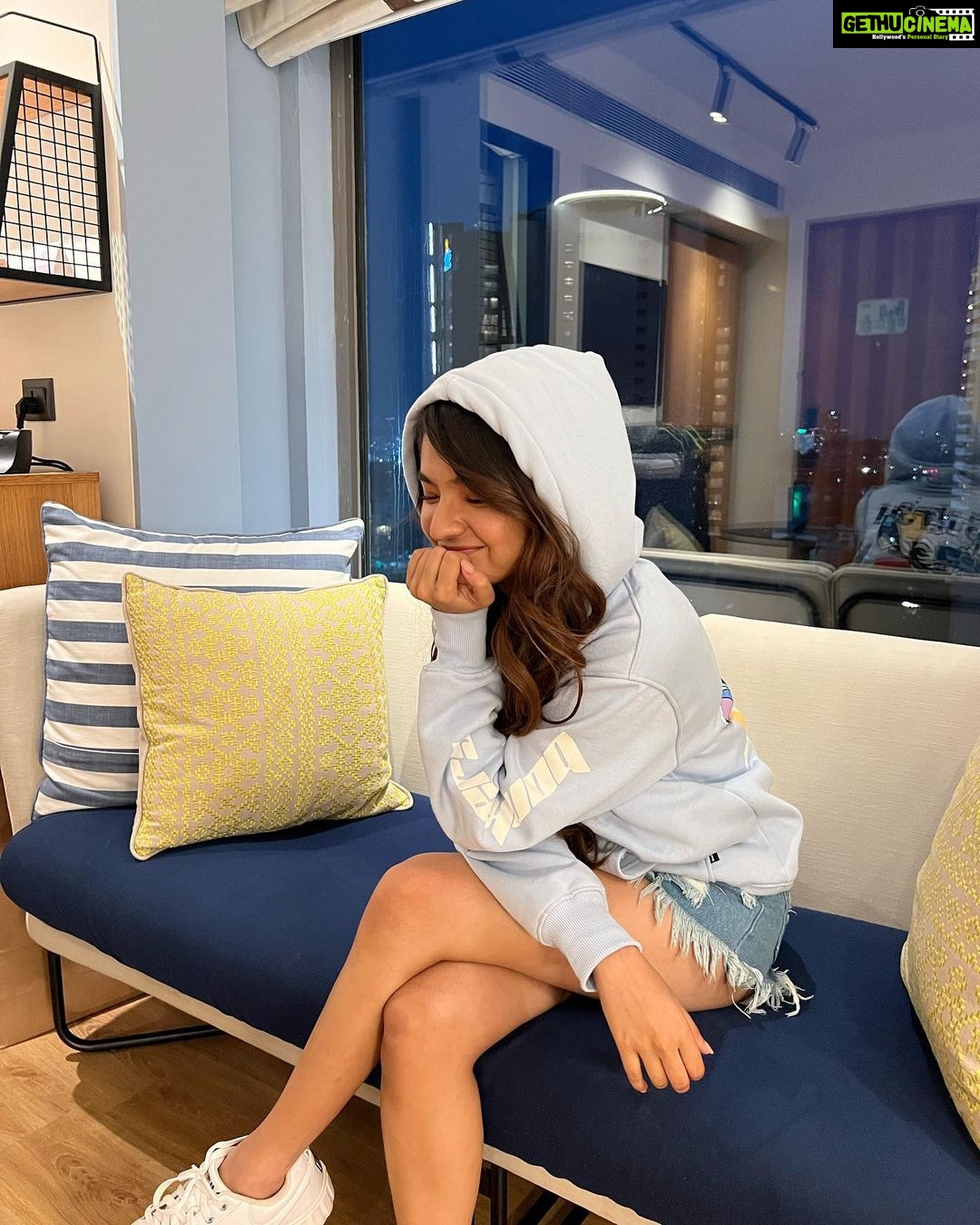Anushka Sen Instagram - If I was a blue bird, Iād fly to you š . Hoodie @bonkers.corner Bangalore, India