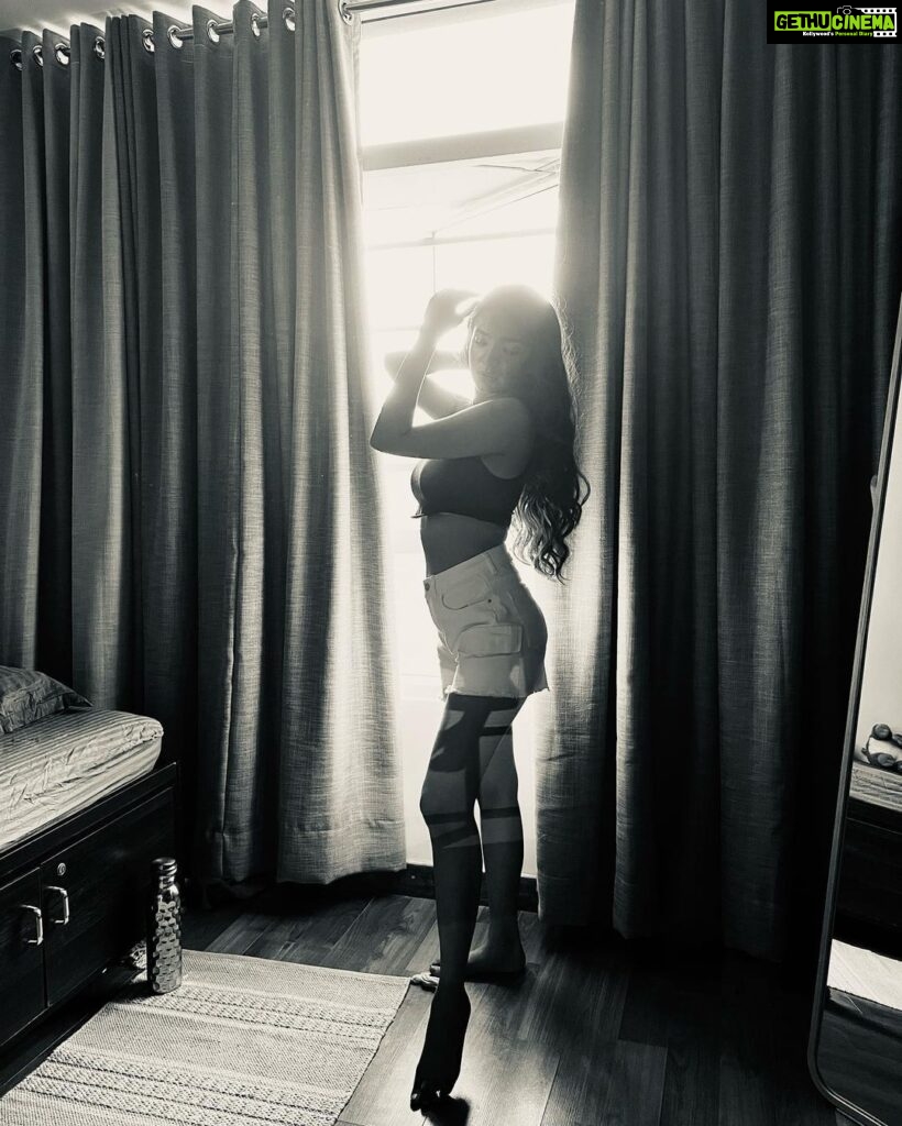 Anushka Sen Instagram - b&w is a vibe